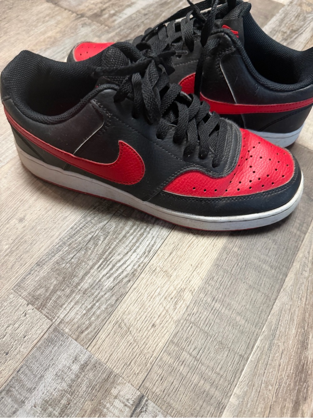 Nike Kids Low-Top Sneakers in Black and Red